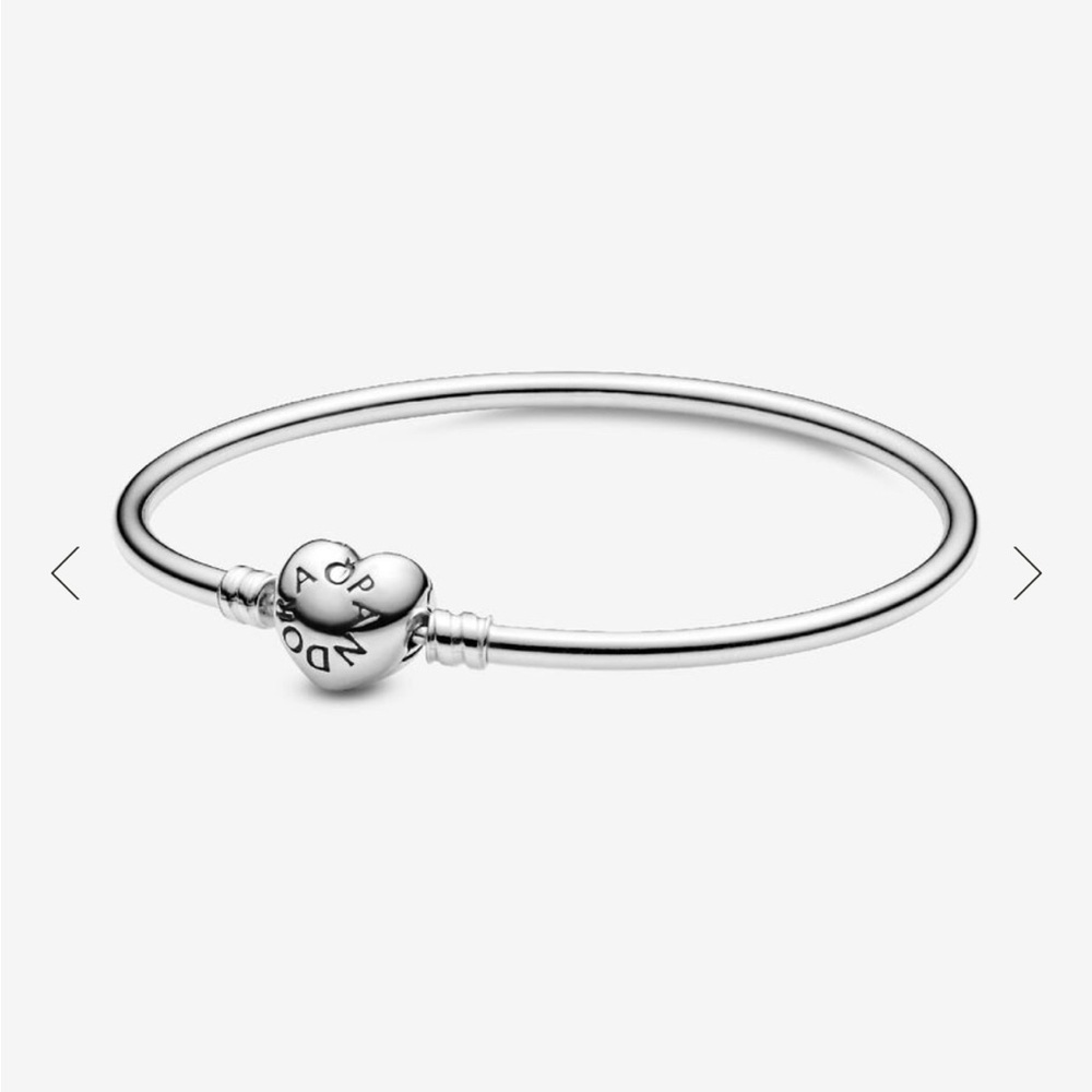 Pandora Moments Heart Clasp Bangle
Sterling silver Size 7.5